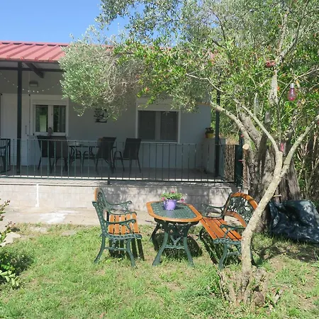 Efterpi Seaside House *
