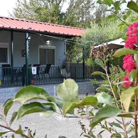 Efterpi Seaside House *
